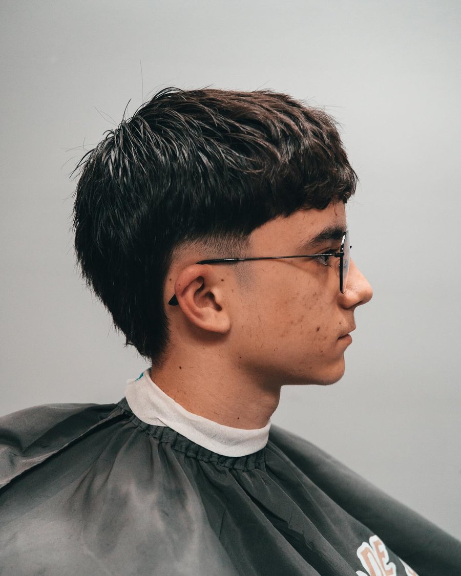 Cliente de óculos com corte texturizado e degradê